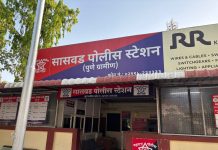 जमिनीच्या व्यवहारावरून कार्यालयात घुसून व्यावसायिकाला बंदुकीचा धाक एक कोटी रुपयांची खंडणी मागितल्याचा आरोप सासवडमध्ये सात जणांविरुद्ध गुन्हा; पोलिसांच्या तत्पर कारवाईत चार आरोपी ताब्यात, इतरांचा शोध सुरू