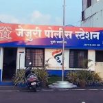 जेजुरीच्या खंडोबा मंदिराच्या गाभाऱ्यातून महिलेचे ५० हजारांचे मिनी गंठण लंपास गर्दीचा फायदा घेत अज्ञात महिलेने केली चोरी; जेजुरी पोलिसांत गुन्हा दाखल