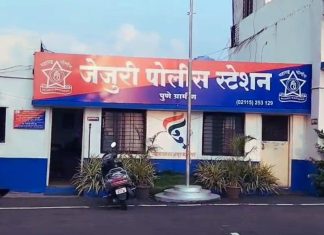 जेजुरीच्या खंडोबा मंदिराच्या गाभाऱ्यातून महिलेचे ५० हजारांचे मिनी गंठण लंपास गर्दीचा फायदा घेत अज्ञात महिलेने केली चोरी; जेजुरी पोलिसांत गुन्हा दाखल