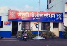 जेजुरीत वृद्ध महिलेची हातचलाखीने ४२ हजारांची फसवणूक सोन्याचे दागिने रुमालात गुंडाळून देतो असे सांगत दोन भामट्यांनी केला विश्वासघात जेजुरी पोलिसांत गुन्हा दाखल ..