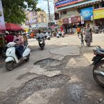 सासवडच्या जयप्रकाश चौकातील भला मोठा खड्डा अपघाताला निमंत्रण शेकडो वाहनांची वर्दळ तातडीने दुरुस्तीची नागरिकांची मागणी