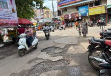 सासवडच्या जयप्रकाश चौकातील भला मोठा खड्डा अपघाताला निमंत्रण शेकडो वाहनांची वर्दळ तातडीने दुरुस्तीची नागरिकांची मागणी