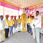 साहित्यरत्न अण्णाभाऊ साठे यांना सासवडमध्ये जयंतीनिमित्त अभिवादन शिवतीर्थ चौकात मान्यवर पदाधिकारी व नागरिकांची उपस्थिती