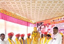 साहित्यरत्न अण्णाभाऊ साठे यांना सासवडमध्ये जयंतीनिमित्त अभिवादन शिवतीर्थ चौकात मान्यवर पदाधिकारी व नागरिकांची उपस्थिती